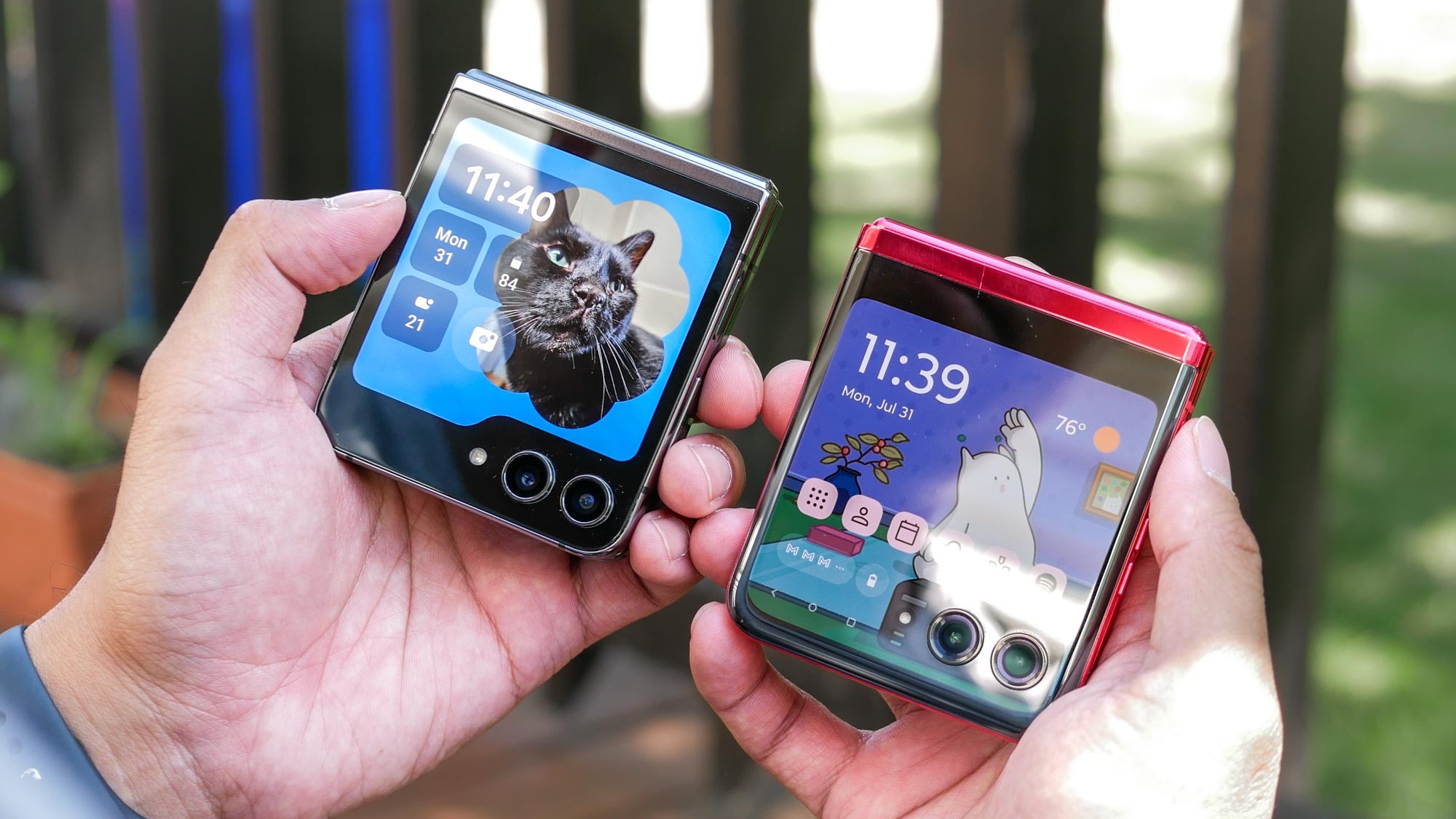 Comparaison entre le Samsung Galaxy Z Flip 5 et le Motorola Razr+.