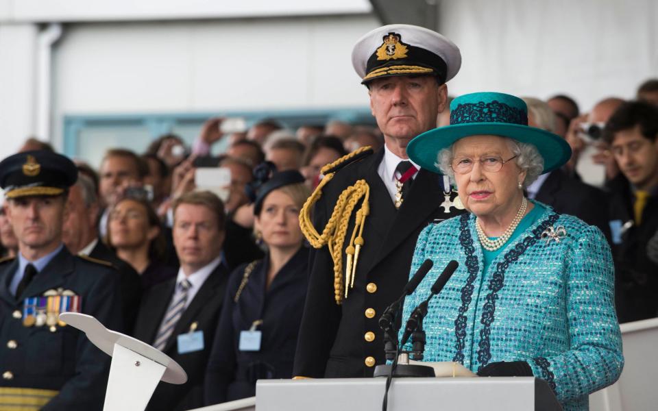 En juillet 2014, la reine Elizabeth II a dirigé la cérémonie officielle de baptême du navire de guerre de la Royal Navy, le HMS Queen Elizabeth.