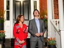Le premier ministre Justin Trudeau et son épouse Sophie Grégoire Trudeau attendent d'accueillir le président américain Joe Biden et la première dame Jill Biden au Rideau Cottage à Ottawa le jeudi 23 mars 2023. 