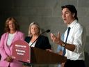 Le premier ministre Justin Trudeau prend la parole lors d'une visite dans un complexe d'appartements en construction à Hamilton, en Ontario, le 31 juillet 2023. Le panneau sur le pupitre indique «construire plus de maisons plus rapidement».