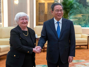 Le Premier ministre chinois Li Qiang serre la main de la secrétaire américaine au Trésor Janet Yellen