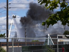 Des pompiers de Toronto sur les lieux d'un incendie industriel sur la rue Vulcan, près de Martin Grove et de Belfield Rds., à Toronto, le vendredi 11 août 2023.