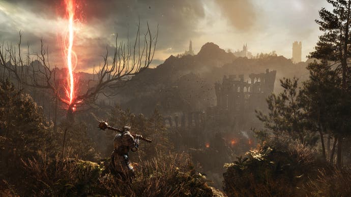 Capture d'écran promotionnelle de Lords of the Fallen montrant une vue imprenable sur une colline lointaine avec un pilier d'énergie rouge à gauche