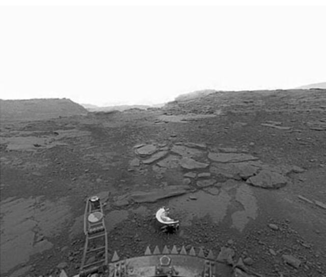 Une vue de Vénus prise en 1982 par la mission Venera 13 de l'Union soviétique, l'un des nombreux atterrisseurs soviétiques qui ont atteint la surface de la planète.