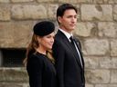 Sophie Grégoire et Justin Trudeau quittent l'abbaye de Westminster après les funérailles de la reine Elizabeth II le 19 septembre 2022 à Londres, en Angleterre.