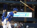 Dans un moment inoubliable, l'ancien Blue Jay Jose Bautista retourne sa batte après avoir frappé un home run contre les Texas Rangers lors de l'ALDS en 2015. Stan Behal/Toronto Sun