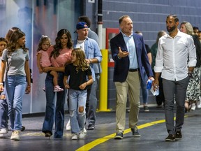 Jose Bautista arrive avec sa famille et le président et chef de la direction des Blue Jays de Toronto, Mark Shapiro.