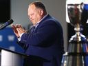 Wade Miller, président et chef de la direction des Blue Bombers de Winnipeg, applaudit lors de l'annonce officielle en mars que Winnipeg accueillera la Coupe Grey 2025. 