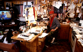 Hunter S. Thompson est assis dans sa cuisine, qu'il utilisait également comme bureau.  (Paul Harris/Getty Images)