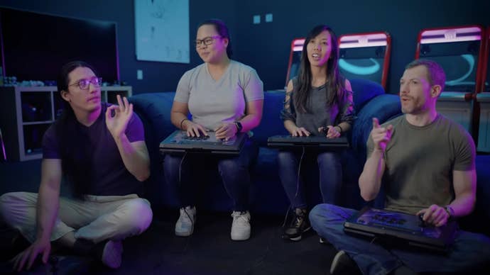 Quatre joueurs Project L en duo jouent la vidéo d'annonce
