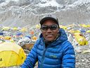 Sur cette photo d'archive prise le 2 mai 2021, l'alpiniste népalaise Kami Rita Sherpa pose pour une photo au camp de base dans la région du mont Everest.
