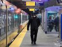Les passagers sont vus à la station Chinook LRT le long de la ligne rouge de la ville.  Jeudi 6 janvier 2022. 