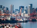 Terminaux à conteneurs au port de Vancouver en Colombie-Britannique