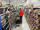 Les grandes chaînes d'épiceries du Canada ont suscité la colère des consommateurs alors que leurs bénéfices augmentaient parallèlement à l'inflation.