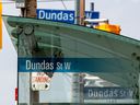 Des panneaux indiquant Dundas Street West sont visibles à Toronto.  La mairesse de Toronto, Olivia Chow, appuie une initiative de 8,6 millions de dollars pour renommer la rue.