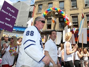Brian Burke, alors président des Maple Leafs de Toronto, a participé au défilé de la fierté de Toronto le 3 juillet 2011.