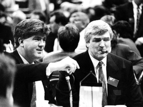 Photo de juin 1990 de l'entraîneur des Canucks de Vancouver, Pat Quinn (qui fume un cigare à droite) avec Brian Burke.