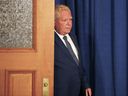 Le premier ministre de l'Ontario, Doug Ford, arrive à une conférence de presse à la suite de la publication du rapport spécial du vérificateur général sur les modifications apportées à la Ceinture de verdure, à Queens Park, à Toronto, le mercredi 9 août 2023. 