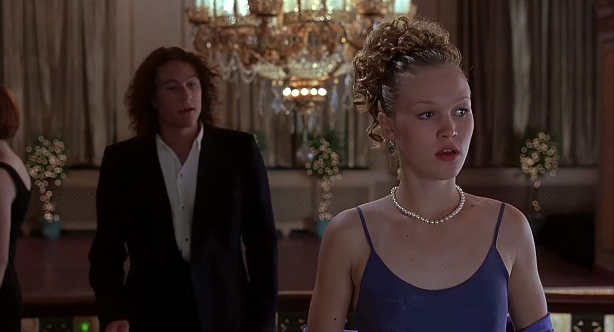 Patrick (Heath Ledger) court après Kat (Julia Stiles) dans une capture d'écran de 10 Things I Hate About You