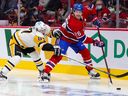 Le défenseur des Canadiens Jeff Petry subit la pression de la superstar des Penguins Sidney Crosby lors d'un match en novembre 2021.