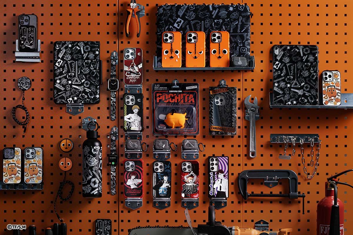 Une photo montrant la gamme complète d'accessoires mobiles Chainsaw Man de Casetify sur un panneau perforé orange