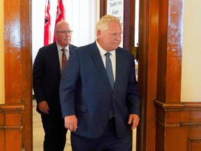 Le premier ministre de l'Ontario, Doug Ford, suivi du ministre des Affaires municipales et du Logement, Steve Clark.