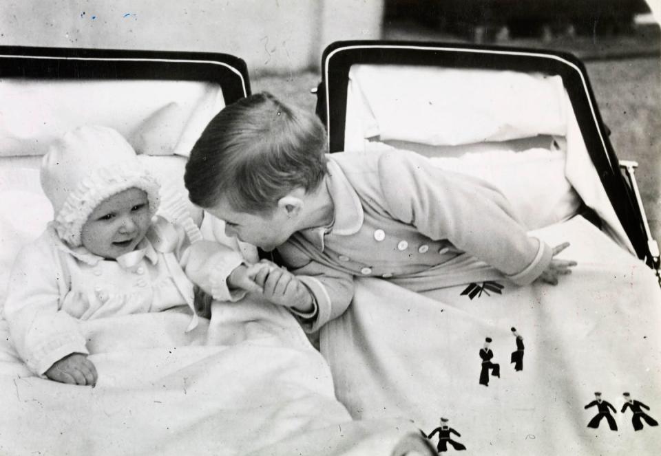 jeune charles et bébé anne à clarence house en juillet 1951