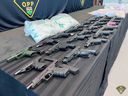 Le projet Moffatt, dirigé par la Police provinciale de l'Ontario, a permis la saisie de 29 armes à feu, principalement des armes de poing, 12 kilos de fentanyl, 25,25 kilos de cocaïne, cinq kilos de crystal meth et plus de 260 000 comprimés de méthamphétamine.