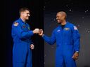Jeremy Hansen, à gauche, cogne les poings avec Victor Glover après que les deux aient été sélectionnés pour la mission Artemis 2.