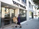 Un chauffeur FedEx effectue une livraison dans un bureau WeWork en Californie.  La société d'espaces de bureau de coworking est confrontée à des problèmes financiers, mais cela ne signifie pas que le travail flexible est mort.
