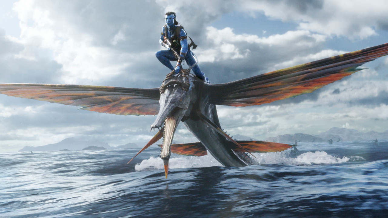 Jake chevauche une créature ailée au-dessus de l'océan dans Avatar : The Way of Water.
