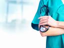 Les données recueillies par SecondStreet.org montrent que les États frontaliers américains ont délivré des licences d'infirmière et de médecin à 9 788 travailleurs de la santé avec des adresses postales canadiennes. 
