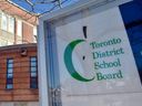 Une pancarte du Toronto District School Board est exposée devant une école secondaire de Toronto le mardi 30 janvier 2018. 