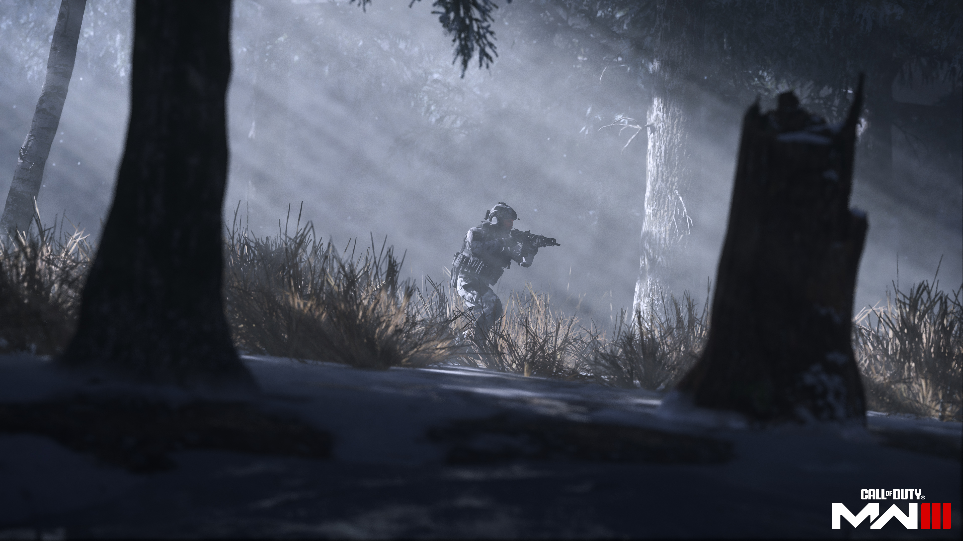 Un soldat traverse des bois dans le mode campagne de Call of Duty: Modern Warfare III.