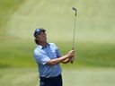 Stephen Ames atteint le cinquième green lors de la dernière ronde du tournoi de golf Champions Tour Principal Charity Classic, dimanche 4 juin 2023, à Des Moines, Iowa.