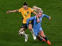 L'Australienne Caitlin Foord et l'Anglaise Lauren Hemp s'affrontent pour le ballon lors de la demi-finale de la Coupe du monde féminine au Stadium Australia à Sydney le 16 août 2023. 