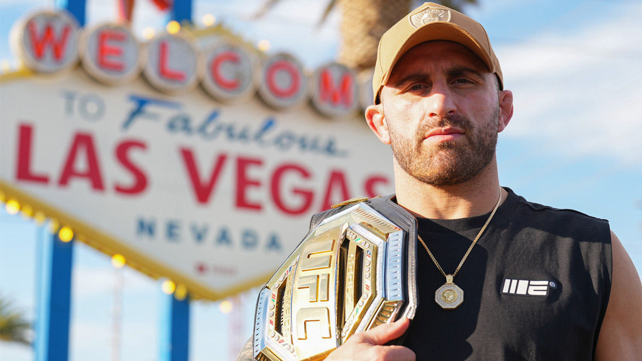 Alexander Volkanovski pose pour une photo devant le panneau Welcome to Fabulous Las Vegas lors de la UFC International Fight Week le 3 juillet 2023 à Las Vegas, Nevada