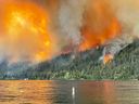 Le feu de forêt de Downton Lake, près de Gold Bridge BC, brûle vers la rive nord de Gun Lake sur cette photo du mardi 1er août 2023.