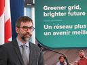 Le ministre de l'Environnement et du Changement climatique, Steven Guilbeault, donne des détails sur son plan d'énergie verte à Toronto, le 10 août 2023.