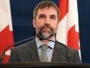 Le ministre de l'Environnement et du Changement climatique, Steven Guilbeault, prend la parole lors d'une conférence de presse à Toronto, le jeudi 10 août 2023.