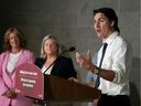 Le premier ministre Justin Trudeau prend la parole lors d'une visite dans un complexe d'appartements en construction à Hamilton, en Ontario. 