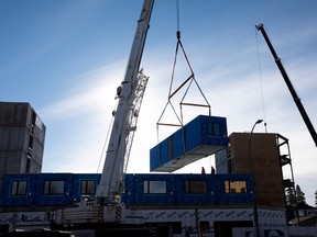 Un appartement préfabriqué est installé sur un logement en construction à Edmonton.