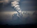 Cette photographie d'archive prise le 23 janvier 2020 montre des nuages ​​de vapeur sortant de l'usine du conglomérat industriel allemand ThyssenKrupp (au premier plan) et d'une centrale électrique au charbon à Duisburg, dans l'ouest de l'Allemagne. 
