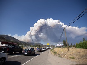 La fumée du feu de forêt de McDougall Creek est vue depuis Westbank, en Colombie-Britannique, le jeudi 17 août 2023.