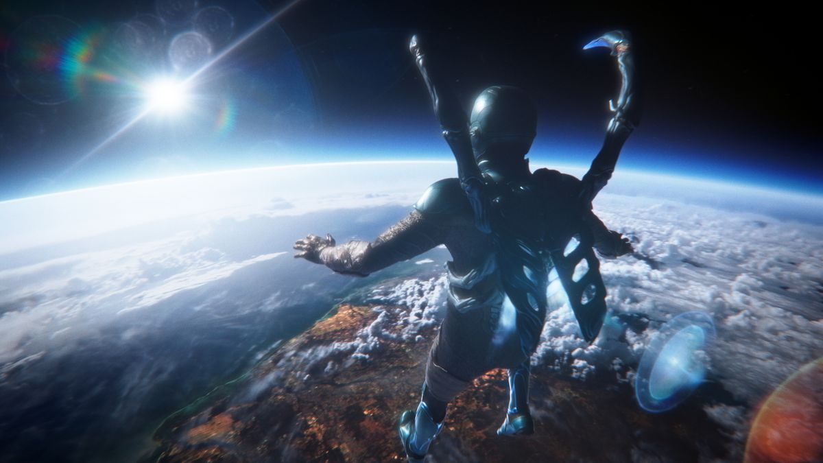Blue Beetle regarde la Terre depuis l'espace dans son costume en Blue Beetle, avec une lumière parasite du soleil.