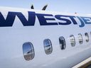 WestJet dit qu'elle ajuste ses prix et ajoute de la capacité pour aider aux efforts d'évacuation de Yellowknife.  Un avion de WestJet attend à une porte de l'aéroport international de Calgary à Calgary, en Alberta, le mercredi 31 août 2022. LA PRESSE CANADIENNE/Jeff McIntosh