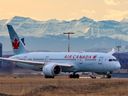 Un Boeing 787 d'Air Canada fait la queue pour décoller en route vers Toronto depuis l'aéroport international de Calgary le jeudi 18 novembre 2021.