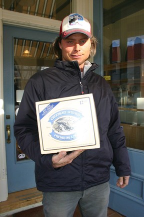 L'entraîneur de ski Storey Badger achète un pack de 12 bières Creemore à Creemore, en Ontario.  en mars 2005. JOE WARMINGTON/SOLEIL DE TORONTO