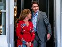 Sophie Grégoire Trudeau et Justin Trudeau à l'extérieur de Rideau Cottage à Ottawa, où le premier ministre continuera de vivre avec leurs enfants après la séparation du couple, tandis que Sophie habite à proximité.