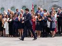 Le premier ministre Justin Trudeau et les membres de son cabinet se réunissent pour une photo de groupe, à la suite d'une cérémonie d'assermentation à Rideau Hall à Ottawa le 26 juillet 2023.
